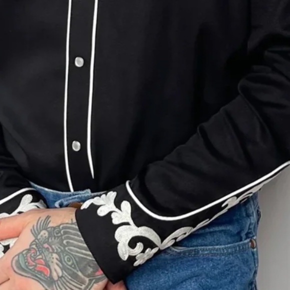 WESTERN STYLE BUTTON DOWN. - Picture 3 of 3